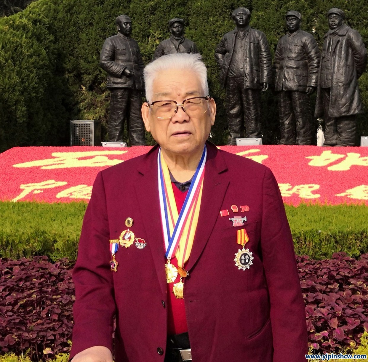 李凤兰：（书画中国频道）中企艺联书画院副院长